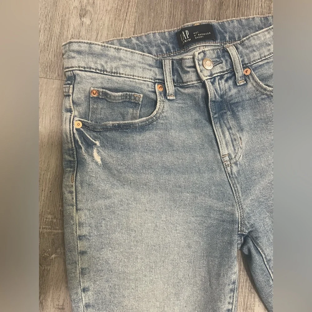 GAP 🩳 Blue Distressed 9'' Bermudas jean shorts, size 4/27 Looks new 💙